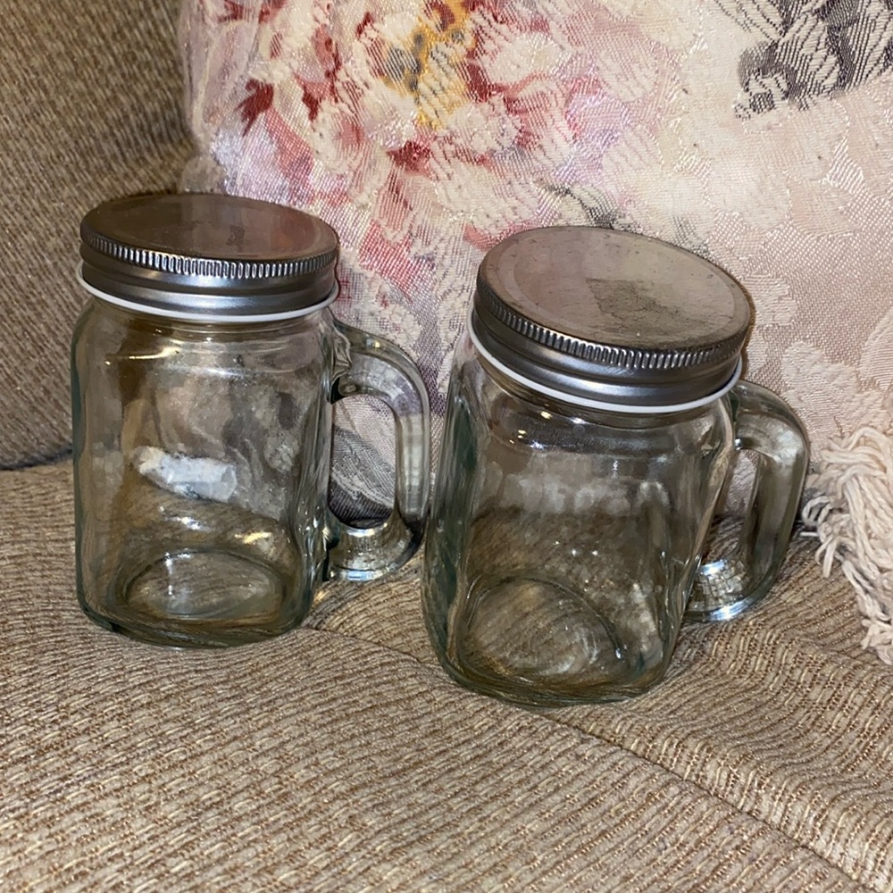 🤍🩶🤍NWOT Set of Two Small Mason Jars with handles & lids
